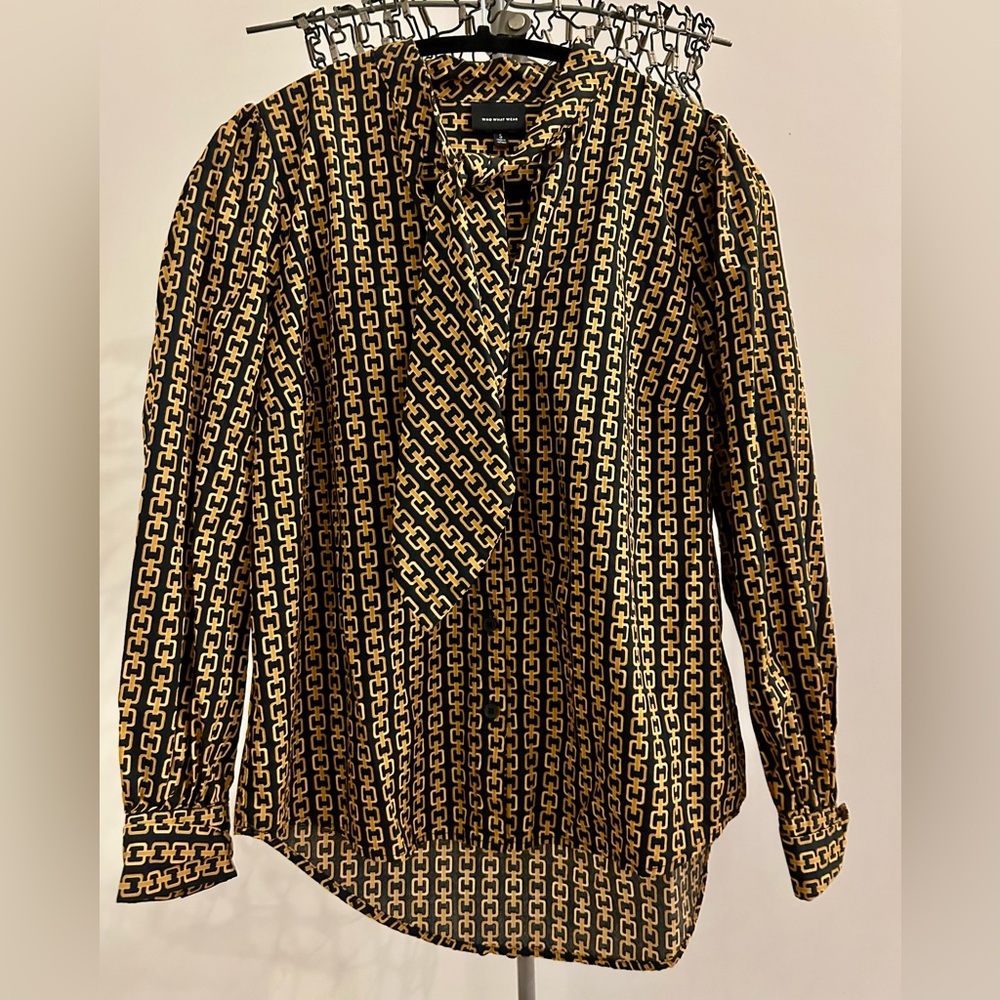 Who What Wear small gold link patterned tie neck blouse. 100% cotton.